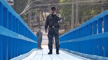 &nbsp;Un soldado surcoreano custodia la visita de turistas al Área de Seguridad Conjunta (JSA) en la Zona Desmilitarizada (DMZ).