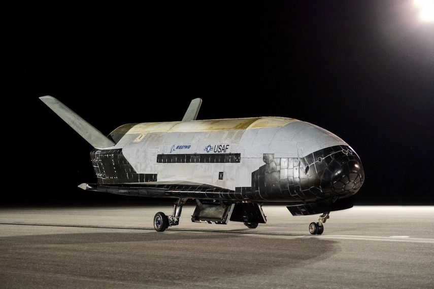 El avión de Prueba Orbital X-37B, creado por Boeing, es exhibido en el Centro Espacial Kennedy de la NASA, en Florida, el sábado 12 de noviembre de 2022.