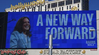 Una valla publicitaria muestra un anuncio de la candidata demócrata a la vicepresidencia Kamala Harris en el Strip de Las Vegas, el viernes 23 de agosto de 2024.&nbsp;