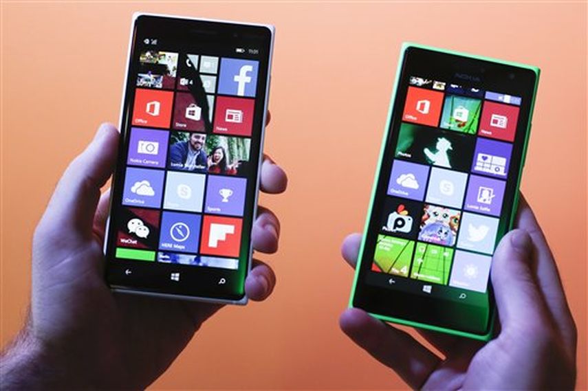 Los nuevos teléfonos Microsoft Lumia 830, izquierda, y 730, derecha, son presentados en la feria electrónica IFA de Berlín, jueves 4 de septiembre de 2014. (Foto: AP)