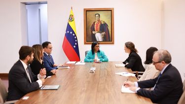 Jefa encargada de Venezuela, Delcy Rodríguez, sostuvo su primera reunión con una delegación del BM en Miraflores, el 15 de mayo 2026, según reporte oficial