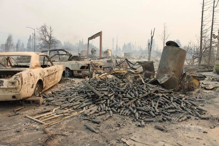 Vista general de los restos de decenas de botellas de vino junto a un carro incinerado debido a un incendio forestal cerca de los viñedos Bellissimo, a pocos kilómetro de Calistoga, en el estado de California.
