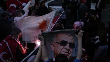 Simpatizantes apoyan al presidente turco Recep Tayyip Erdogan afuera de la sede del Partido de la Justicia y el Desarrollo, el domingo 14 de mayo de 2023, en Estambul, Turquía.&nbsp;