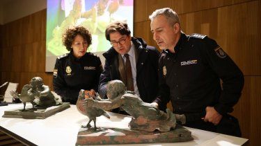 La Policía recupera para el Museo Arqueológico dos esculturas de bronce de la época romana cedidas por un estadounidense.