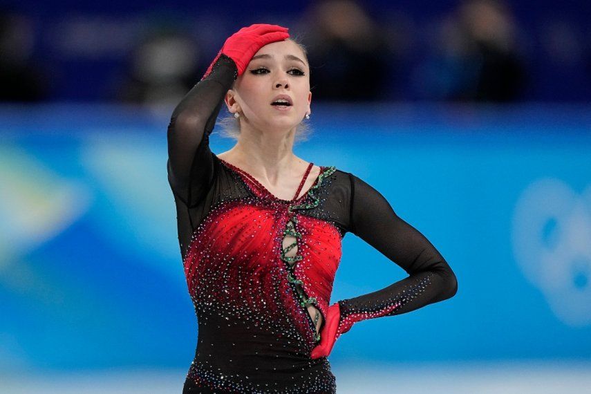 Kamila Valieva durante el concurso libre de equipos de patinaje artístico en los Juegos Olímpicos de Invierno 2022, el lunes 7 de febrero de 2022, en Beijing.