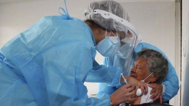 Una anciana recibe una dosis de la vacuna Sinovac Biotech CoronaVac de China para el COVID-19 en el Centro Especial para Mujeres José Joaquín Vargas en Sibate, Colombia, el miércoles 24 de febrero de 2021.