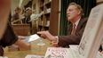 En esta fotograf&iacute;a de archivo del 21 de agosto de 1995, Winston Groom, autor de Forrest Gump, el libro en el que se bas&oacute; la pel&iacute;cula del mismo nombre y que se gan&oacute; seis premios Oscar, firma copias de la secuela Gump & Co. en una librer&iacute;a de la ciudad de Nueva York.&nbsp;