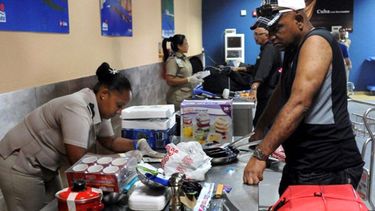 Los que viajen a Cuba, si las maletas tienen un peso mayor de 30 kg, tendrán que pagar una tarifa de 30 pesos cubanos por cada kg extra.