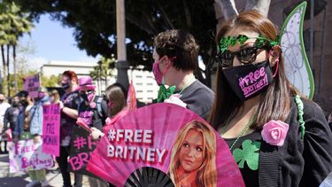 La admiradora de Britney Spears Kiki Norberto, con el abanico, se manifiesta afuera de la corte durante una audiencia sobre la tutela de la estrella pop el 17 de marzo de 2021 en Los Angeles.&nbsp;