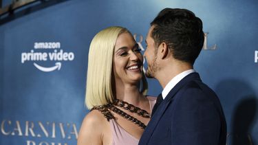 Esta foto de archivo del 21 de agosto de 2019 muestra a Orlando Bloom, derecha, miembro del elenco de la serie de Amazon Prime Video Carnival Row, con la cantante Katy Perry, en el estreno de la serie en Los Angeles.&nbsp; 