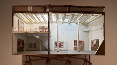 Thomas Hirschhorn, Art Center 6 (Blow Down) [Centro de arte 6 (Reducción)], 2001, instalación, Museo Nacional Centro de Arte Reina Sofía. Donación de la Colección Meana Larrucea &nbsp;