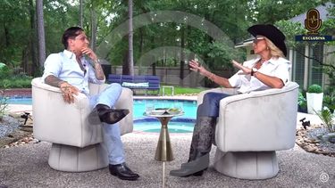 Christian Nodal y la periodista mexicana Adela Micha.