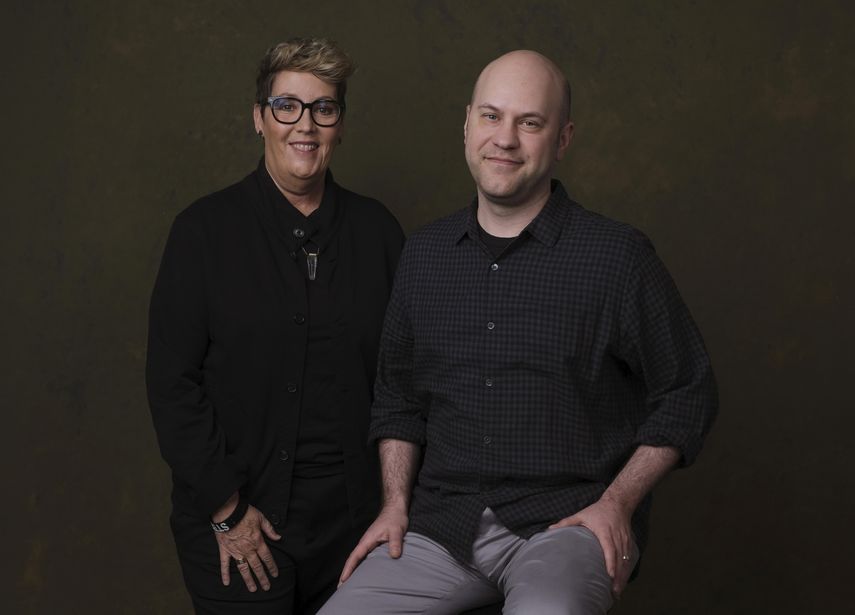 En esta foto del 14 de febrero del 2020, el director de Onward Dan Scanlon, a la derecha, y la productora de la cinta animada, Kori Rae, posan en Beverly Hills, California.&nbsp;