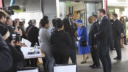 La reina Isabel II y el duque de Cambridge se desplazaron a un centro habilitado para ayudar a los afectados en el incendio del miércoles en una torre residencial de&nbsp;Londres.&nbsp;