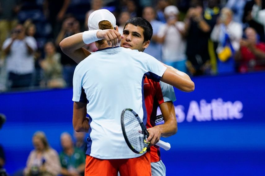 El español Carlos Alcaraz, a la derecha, abraza al italiano Jannik Sinner después de que Alcaraz ganara su partido de cuartos de final en el US Open, la madrugada del jueves 8 de septiembre de 2022. en Nueva York.