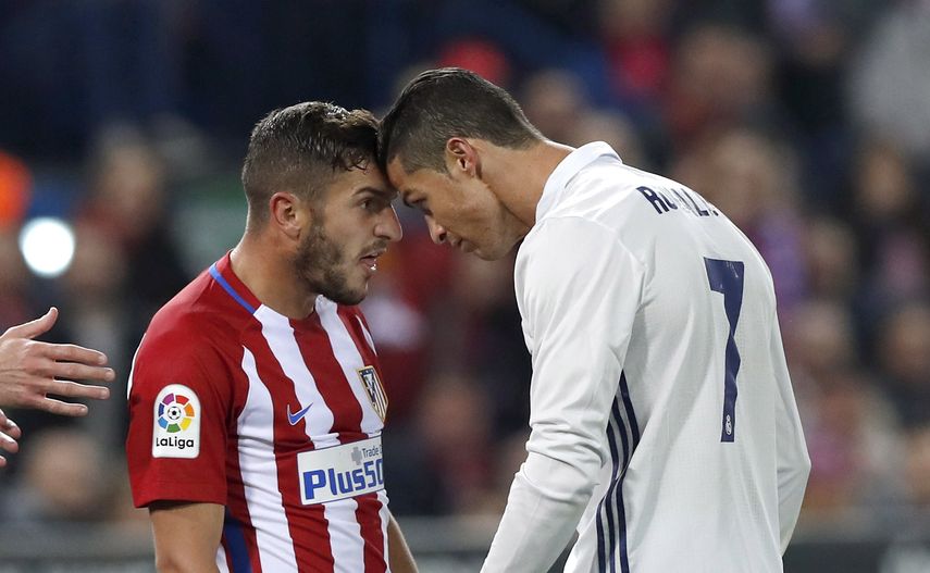 El portugués Cristiano Ronaldo (derecha), del Real Madrid, se encaró con&nbsp;Koke Resurreción, del Atlético de Madrid, durante el partido de la duodécima jornada de Liga en Primera División