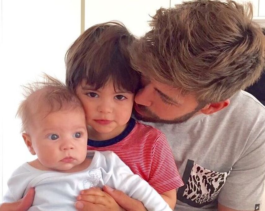 El  futbolista español, Gerard Piqué con sus dos hijos, Milan y Sasha. (INSTAGRAM)