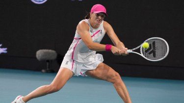 Iga Swiatek, de Polinia, devuelve un tiro ante Ekaterina Alexandrova, de Rusia, durante el torneo de tenis Abierto de Miami, el lunes 25 de marzo de 2024, en Miami Gardens, Florida. 
