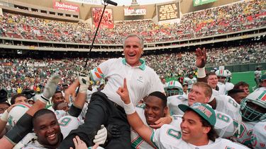 Foto&nbsp;del 14 de noviembre de 1993 del entrenador Don Shula de los Miami Dolphins cargado por sus jugadores tras conseguir la victgoria 325 de su carrera&nbsp;en la NFL.