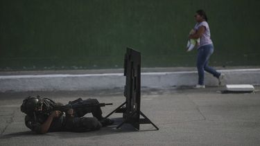 Un grupo de policías participa en la simulación de una operación en una favela controlada por narcotraficantes.