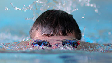 La natación es un gran ejercicio a la hora de moverse sin sobrecargar las articulaciones.
