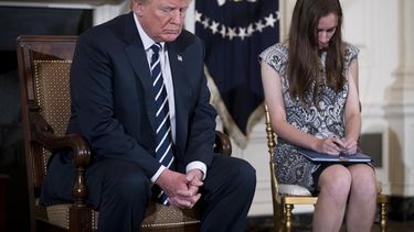 El presidente Donald Trump (izq.), durante una sesión de escucha con estudiantes y profesores de secundaria, en el comedor estatal de la Casa Blanca, en Washington, tras la masacre de Parkland, en Florida.