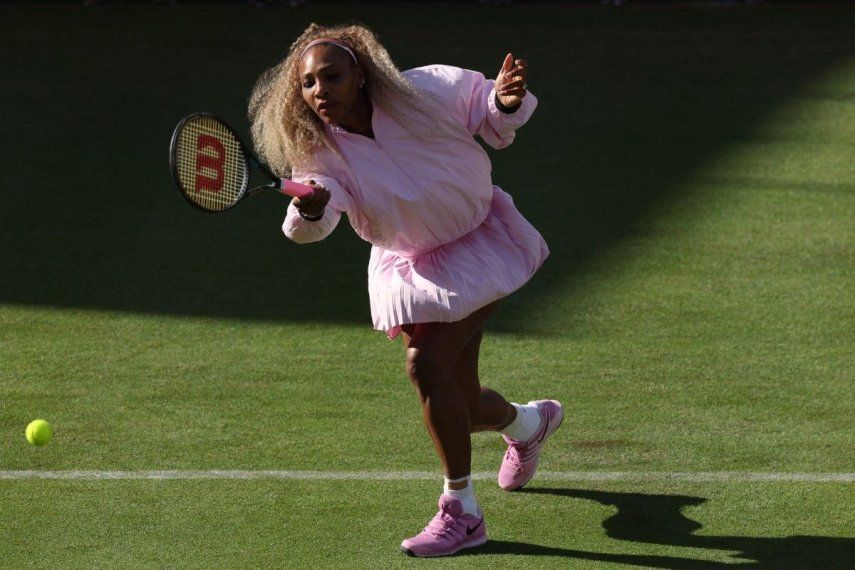 La tenista estadounidense Serena Williams calienta antes de jugar junto a la canadiense Victoria Mboko contra la también estadounidense Nicole Melichar-Martinez y la neozelandesa Erin Routliffe en su partido de octavos de final de dobles en el Campeonato de Tenis HSBC WTA en el Queens Club, al oeste de Londres, el 9 de junio de 2026.&nbsp;