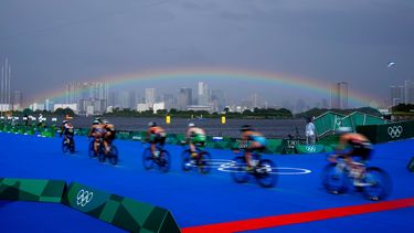 Con un arco iris de fondo, las mujeres del triatlón disputan la prueba ciclística en los Juegos Olímpicos de Tokio