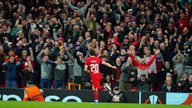 El portugués Diogo Jota, de Liverpool, festeja frente a los aficionados tras anotar ante el Union Saint-Gilloise, el jueves 5 de octubre de 2023, en un duelo de la Europa League.