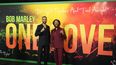 Kingsley Ben-Adir, izquierda, protagonista de Bob Marley: One Love posa con el hijo de Marley, Ziggy, en el estreno de la película el martes 6 de febrero de 2024, en Los Ángeles.&nbsp;