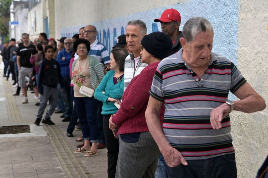 La gente hace cola para votar durante la segunda vuelta de las elecciones municipales en Sao Paulo, Brasil, el 27 de octubre de 2024.&nbsp;