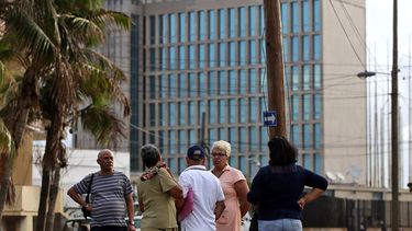 Varias personas hablan con una funcionaria de la embajada de los Estados Unidos en La Habana (Cuba). Desde el pasado 29 de septiembre, cuando Estados Unidos anunció la retirada del 60 % de su personal diplomático.
