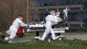 Un paciente de COVID-19 es evacuado del hospital civil Mulhouse, en el este de Francia, el 23 de marzo de 2020. A un año de iniciar la pandemia, el mundo se acercaba a las 3 millones de muertes por coronavirus