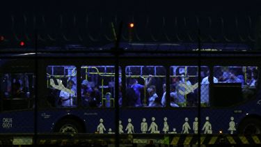 Migrantes brasileños deportados de Estados Unidos son transportados en un autobús a su llegada al Aeropuerto Internacional Pinto Martins en Fortaleza, Brasil, el 7 de febrero de 2025.