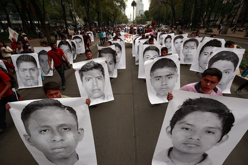Familiares, estudiantes y simpatizantes de los 43 jóvenes desaparecidos de Ayotzinapa protestan en Ciudad de México.