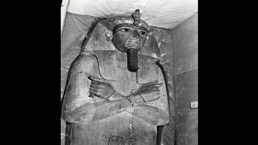 En esta foto de archivo tomada el 11 de mayo de 1976, el sarcófago del faraón Ramsés II se muestra en el Grand Palais durante una exposición dedicada a él en París.