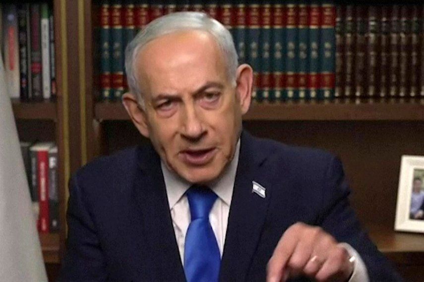 El Primer Ministro Benjamin Netanyahu está dando un discurso televisado desde su oficina en Jerusalén el 28 de febrero de 2026.