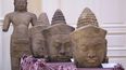 En esta imagen publicada por la Agence Kampuchea Press (AKP), estatuas antiguas mostradas durante una ceremonia para recibir piezas devueltas en el Palacio de la Paz de Nom Pen, Camboya, el jueves 22 de agosto de 2024.