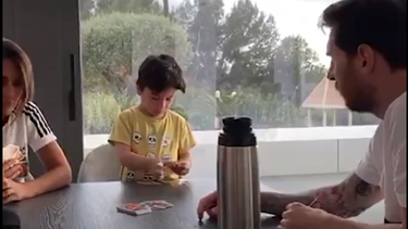 Adem&aacute;s de jugar con las cartas, Messi y su familia tambi&eacute;n se divierten saltando en una cama el&aacute;stica