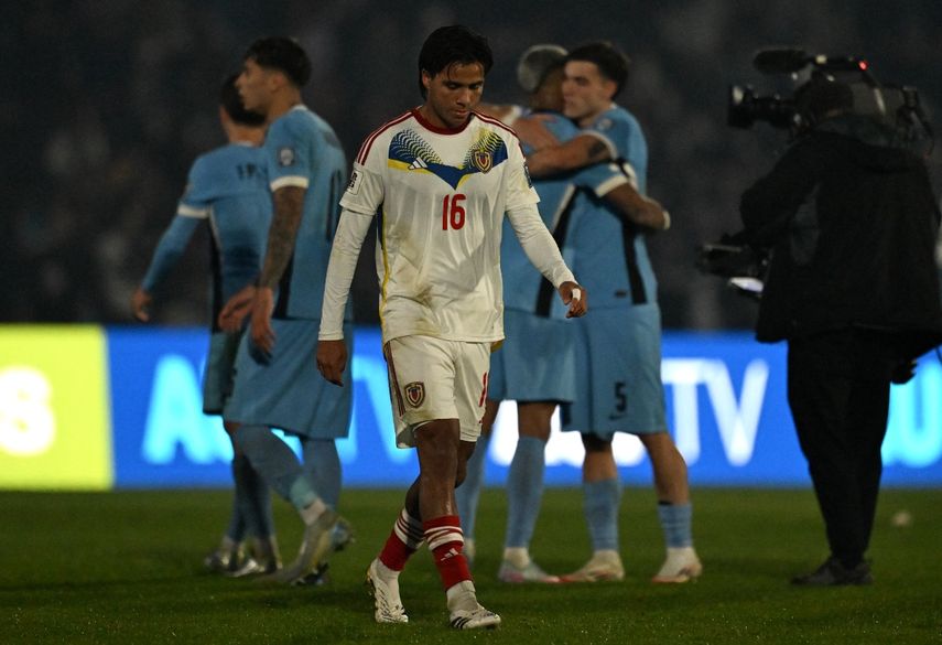El centrocampista venezolano Telasco Segovia abandona el campo al término del partido de las eliminatorias sudamericanas para la Copa Mundial de la FIFA 2026 entre Uruguay y Venezuela en el estadio Centenario de Montevideo, el 10 de junio de 2025.&nbsp;