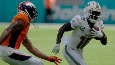 El receptor de los Dolphins de Miami Tyreek Hill corre con el balón frente al cornerback de los Broncos de Denver Pat Surtain en el encuentro del domingo 24 de septiembre del 2023.