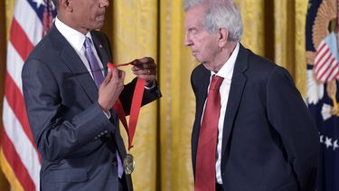 En esta foto de archivo tomada el 10 de septiembre de 2015, el presidente de Estados Unidos Barack Obama entrega la Medalla Nacional de Humanidades 2014 al escritor Larry McMurtry durante una ceremonia en el Salón Este de la Casa Blanca en Washington, DC.