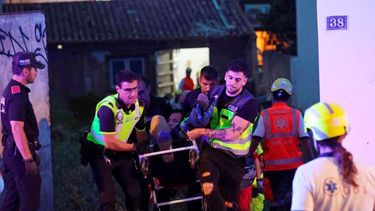Médicos sacan a personas heridas de un edificio que colapsó en la ciudad de Palma, en Mallorca, España, el jueves 23 de mayo de 2024.&nbsp;