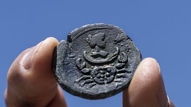 La foto muestra una cara de una moneda de bronce de hace casi 1.850 años hallada frente a la ciudad costera de Haifa, exhibida por la Autoridad de Antigüedades de Israel en Jerusalén, martes 26 de julio de 2022.&nbsp;