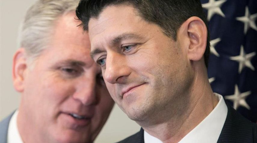 El presidente de la Cámara de Representantes, el republicano Paul Ryan (derecha), conversa con el líder de la Cámara Baja, Kevin McCarthy.