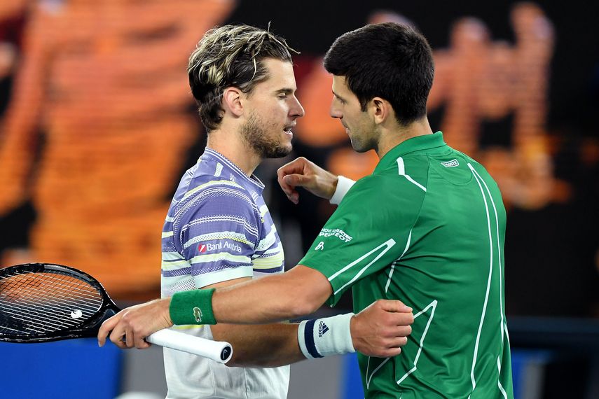 Dominic Thiem se abraza con Novak Djokovic en el Adria Tour, torneo que el serbio organiz&oacute; en su pa&iacute;s durante la pandemia por el coronavirus COVID-19