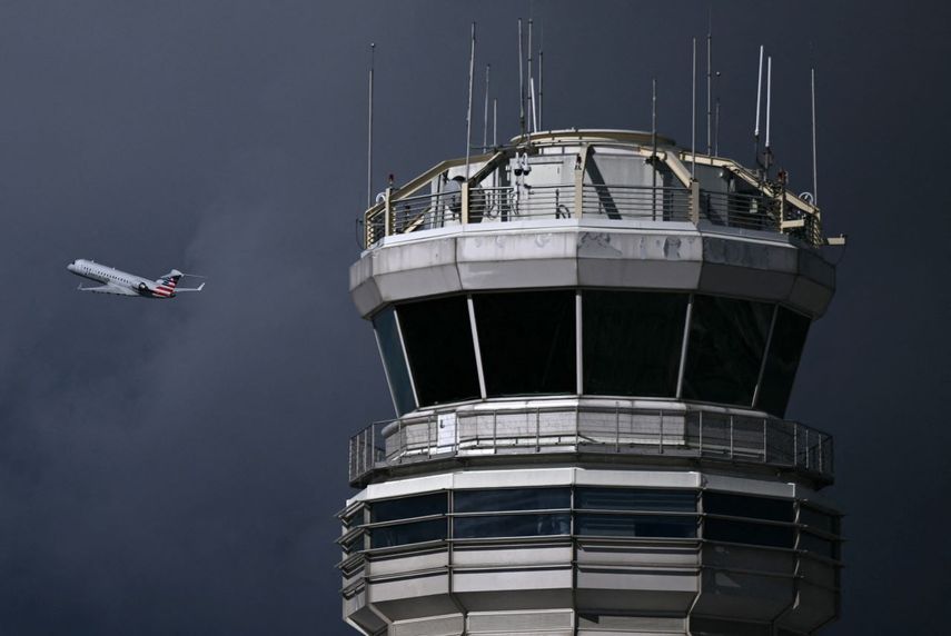 Un avión despega cerca de la torre de control en el Aeropuerto Nacional Reagan en Arlington, Virginia, el 8 de octubre de 2025.