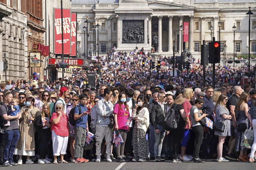 Una multitud reunida cerca de Trafalgar Square en Londres el jueves 2 de junio de 2022, en el primero de cuatro días de celebraciones por el Jubileo de Platino de la reina Isabel II por sus 70 años de servicio.&nbsp;&nbsp;