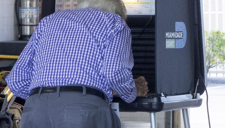 Un hombre ejerce su derecho al voto en un colegio electoral de Miami durante las presidenciales de 2016.