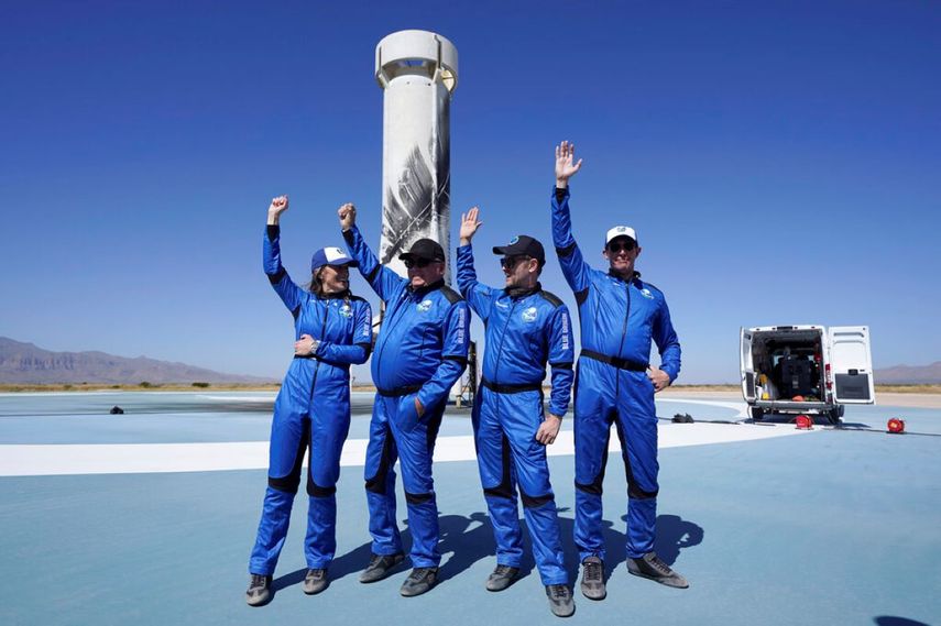 Los más recientes pasajeros espaciales del cohete New Shepard de Blue Origin (De izquierda a derecha) Audrey Powers, William Shatner, Chris Boshuizen y Glen de Vries en el puerto espacial cerca de Van Horn, Texas. &nbsp;